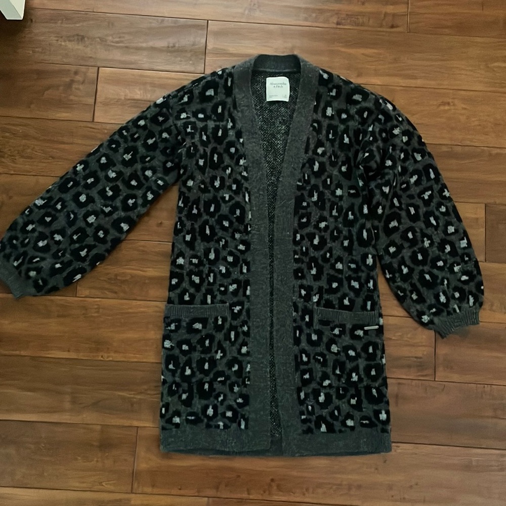 Abercrombie & Fitch Women’s long sweater cardigan in leopard print, size xs